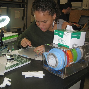 High school intern Nia working in the lab